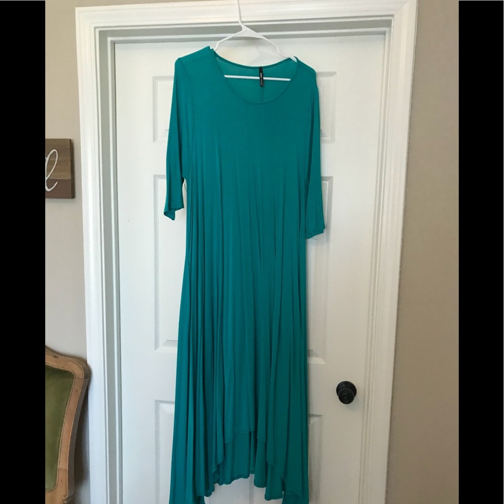 Turquoise Dress. 3/4 Length Sleeves.